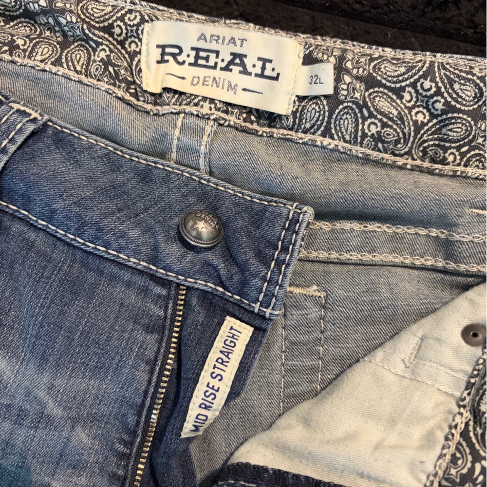 Never worn ariat straight leg jeans in 32 long